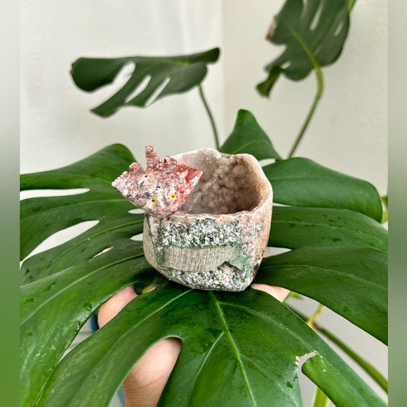 Stingray Carving on Pink Amethyst - Picture 5 of 7